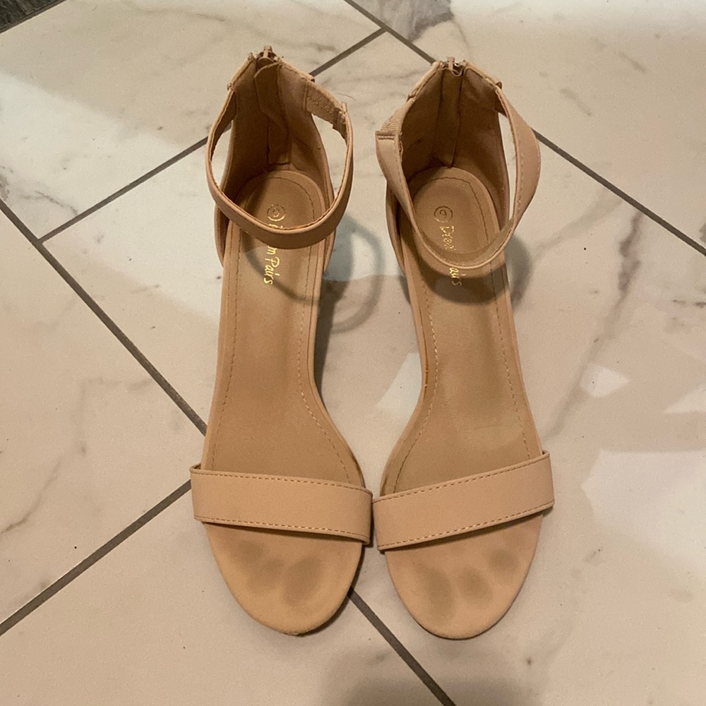 Women’s 9 nude kitten heel